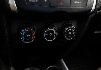 Подержанный автомобиль Mitsubishi ASX 2011 года (12 фото)