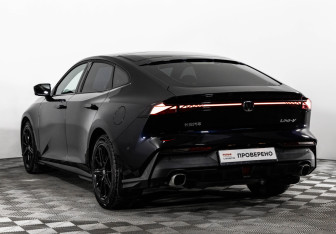 Подержанный автомобиль Changan UNI-V 2023 года (9 фото)