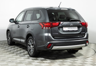 Подержанный автомобиль Mitsubishi Outlander 2015 года (7 фото)