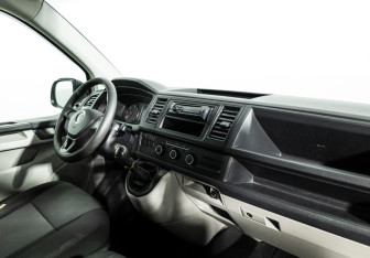 Подержанный автомобиль Volkswagen Transporter Minivan 2015 года (9 фото)