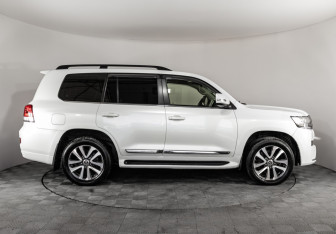Подержанный автомобиль Toyota Land Cruiser Suv 2016 года (4 фото)