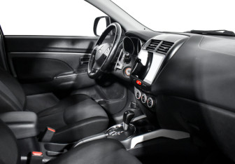 Подержанный автомобиль Mitsubishi ASX 2011 года (13 фото)