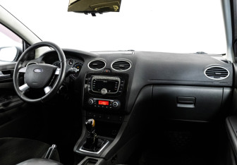 Подержанный автомобиль Ford Focus Sedan 2007 года (9 фото)