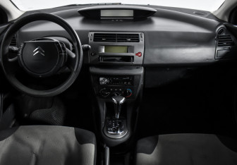 Подержанный автомобиль Citroen C4 Hatchback 2009 года (14 фото)