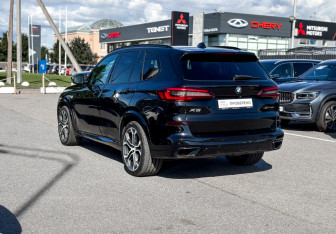 Подержанный автомобиль BMW X5 2021 года (6 фото)