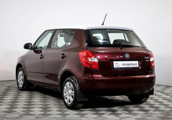 Подержанный автомобиль Skoda Fabia Hatchback 2012 года (7 фото)