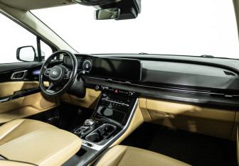 Подержанный автомобиль Kia Carnival 2021 года (9 фото)