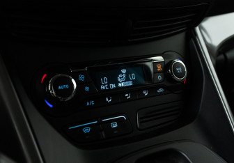 Подержанный автомобиль Ford Kuga 2016 года (15 фото)