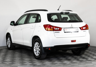 Подержанный автомобиль Mitsubishi ASX 2013 года (7 фото)