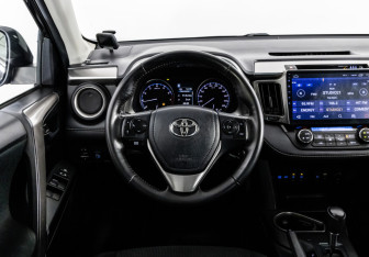 Подержанный автомобиль Toyota RAV4 2017 года (12 фото)