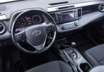 Подержанный автомобиль Toyota RAV4 2018 года (21 фото)