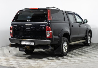 Подержанный автомобиль Toyota Hilux 2014 года (5 фото)