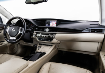 Подержанный автомобиль Lexus ES 2013 года (9 фото)