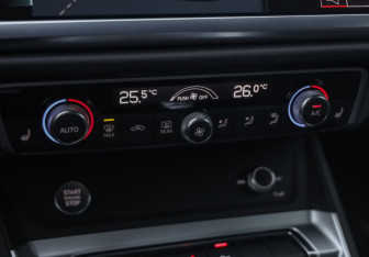 Подержанный автомобиль Audi Q3 2019 года (20 фото)