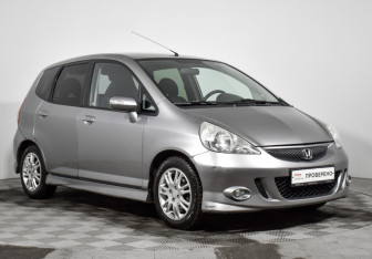 Подержанный автомобиль Honda Jazz 2008 года (3 фото)