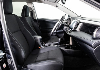 Подержанный автомобиль Toyota RAV4 2017 года (17 фото)