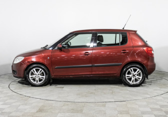 Подержанный автомобиль Skoda Fabia Hatchback 2009 года (12 фото)