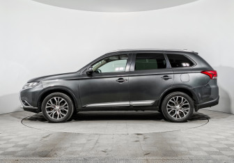 Подержанный автомобиль Mitsubishi Outlander 2017 года (8 фото)