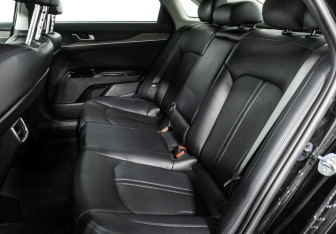 Подержанный автомобиль Kia K5 2021 года (10 фото)