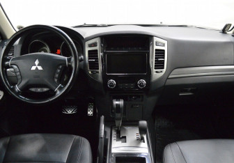 Подержанный автомобиль Mitsubishi Pajero 2015 года (14 фото)
