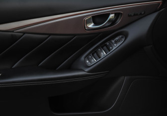 Подержанный автомобиль Infiniti Q50 2016 года (24 фото)