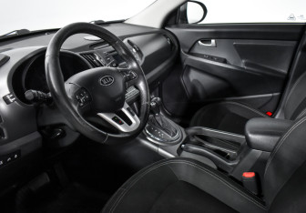 Подержанный автомобиль Kia Sportage 2010 года (8 фото)