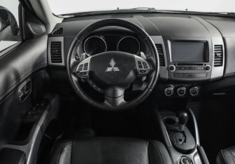 Подержанный автомобиль Mitsubishi Outlander 2012 года (11 фото)