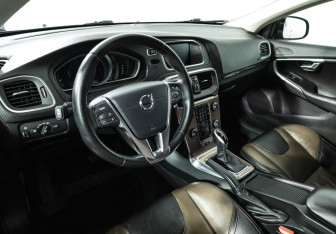 Подержанный автомобиль Volvo V40 Cross Country 2017 года (11 фото)