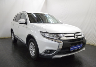 Подержанный автомобиль Mitsubishi Outlander 2015 года (3 фото)