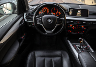 Подержанный автомобиль BMW X5 2015 года (11 фото)
