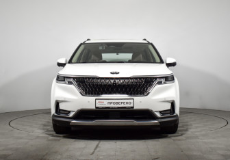 Подержанный автомобиль Kia Carnival 2020 года (2 фото)