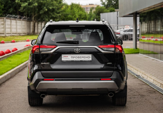 Подержанный автомобиль Toyota RAV4 2022 года (7 фото)