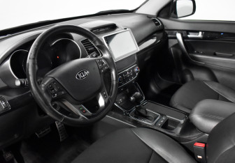 Подержанный автомобиль Kia Sorento 2015 года (9 фото)