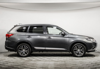 Подержанный автомобиль Mitsubishi Outlander 2018 года (4 фото)