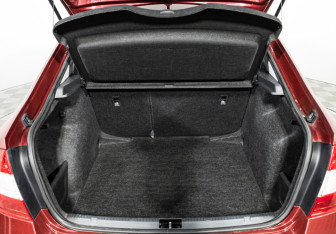 Подержанный автомобиль Skoda Rapid Liftback 2016 года (15 фото)