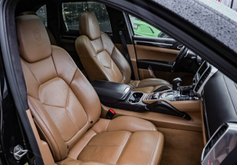 Подержанный автомобиль Porsche Cayenne 2011 года (31 фото)