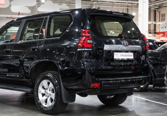 Подержанный автомобиль Toyota Land Cruiser Prado 2021 года (10 фото)