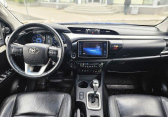 Подержанный автомобиль Toyota Hilux 2016 года (14 фото)