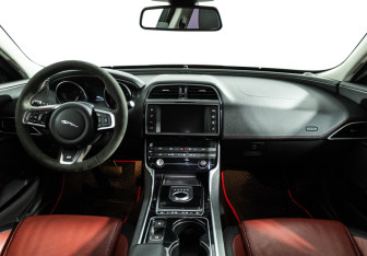 Подержанный автомобиль Jaguar XE 2016 года (13 фото)