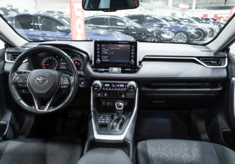 Подержанный автомобиль Toyota RAV4 2021 года (13 фото)