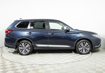 Подержанный автомобиль Mitsubishi Outlander 2019 года (4 фото)