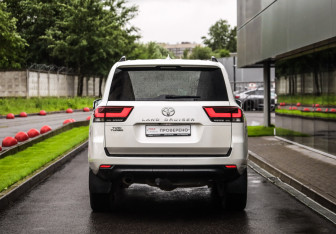 Подержанный автомобиль Toyota Land Cruiser Suv 2021 года (7 фото)