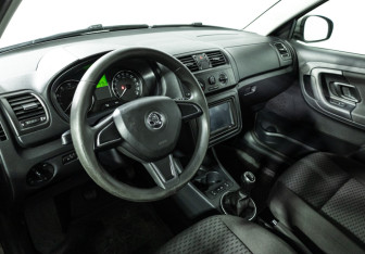 Подержанный автомобиль Skoda Fabia Hatchback 2014 года (11 фото)