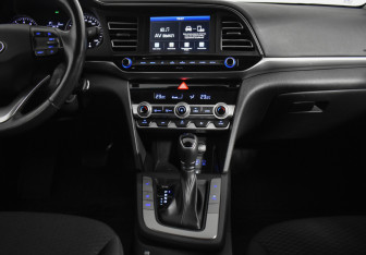 Подержанный автомобиль Hyundai Elantra Sedan 2019 года (16 фото)