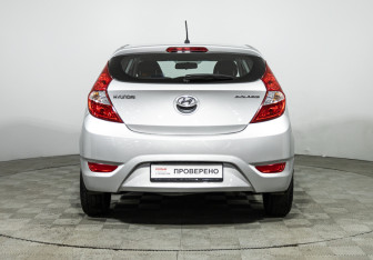 Подержанный автомобиль Hyundai Solaris Hatchback 2014 года (6 фото)