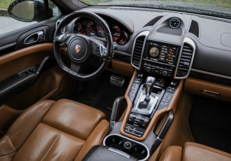 Подержанный автомобиль Porsche Cayenne 2011 года (10 фото)