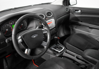 Подержанный автомобиль Ford Focus Hatchback 2006 года (9 фото)