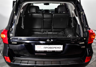 Подержанный автомобиль Toyota Land Cruiser Suv 2012 года (20 фото)