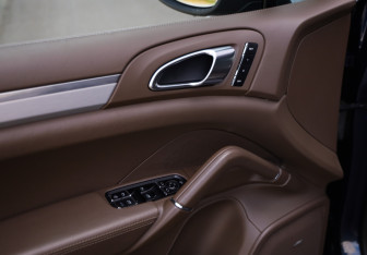 Подержанный автомобиль Porsche Cayenne 2010 года (23 фото)