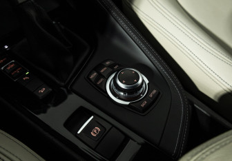 Подержанный автомобиль BMW X1 2015 года (15 фото)